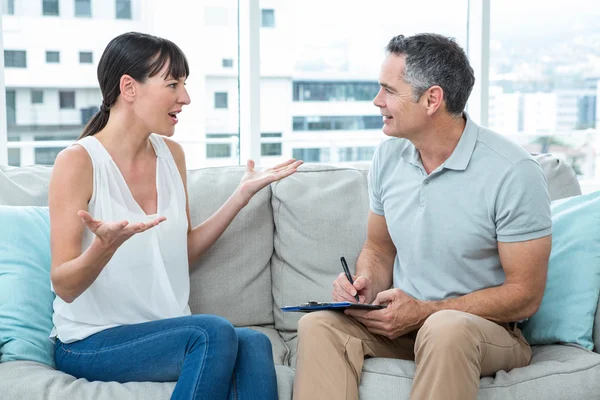 Therapeut troosten van een vrouw — Stockfoto