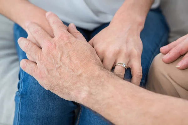 Primo piano dell'uomo e della donna che si tengono per mano — Foto Stock