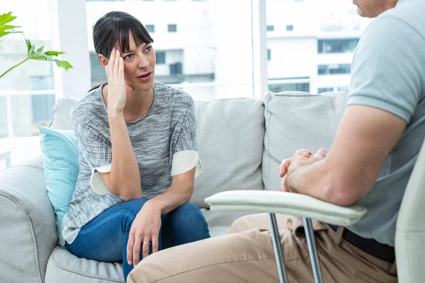 Mulher consultar um terapeuta — Fotografia de Stock