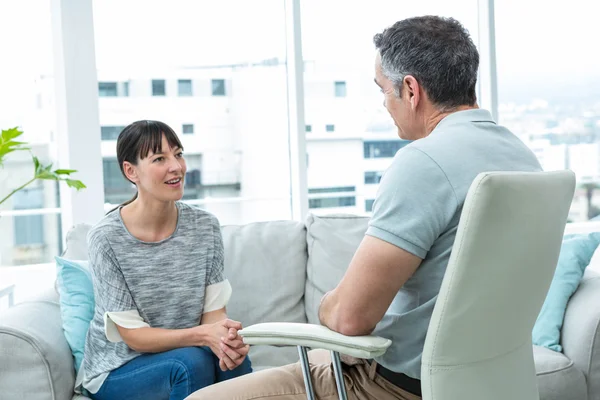 Mulher consultar um terapeuta — Fotografia de Stock