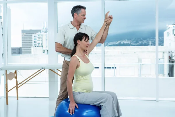 Fisioterapia para mulher grávida — Fotografia de Stock