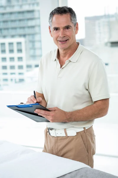 Physiotherapist with clipboard — Stock Photo, Image