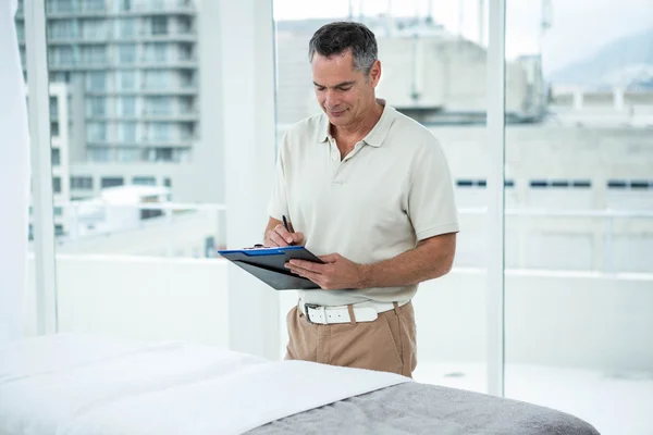 Physiotherapist with clipboard — Stock Photo, Image