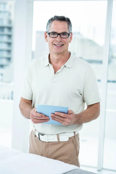 Fysiotherapeut met behulp van digitale tablet — Stockfoto