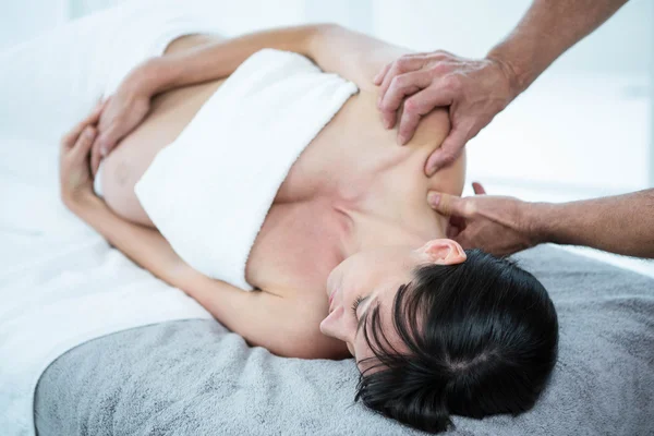 Вагітна жінка отримує масаж спини — стокове фото