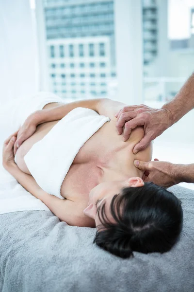 Zwangere vrouw ontvangen een rugmassage — Stockfoto