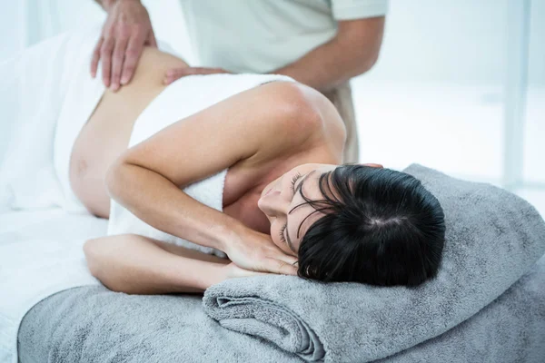 Donna incinta che riceve un massaggio alla schiena — Foto Stock