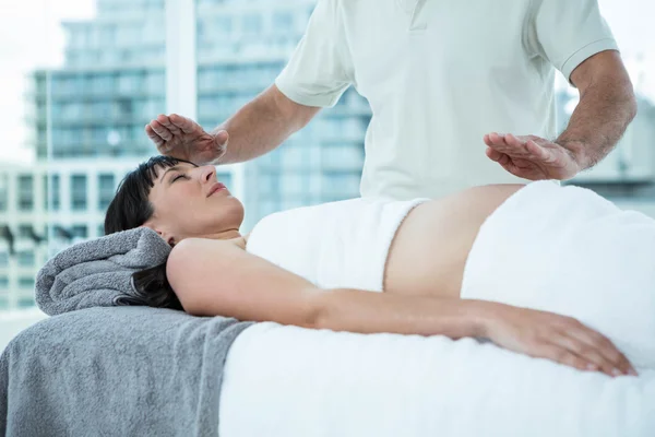 Беременная женщина получает массаж — стоковое фото