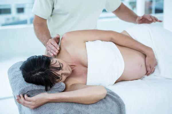 Mujer embarazada recibiendo un masaje —  Fotos de Stock