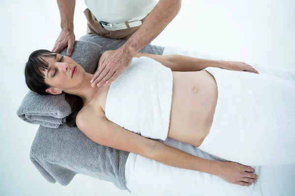 Mujer embarazada recibiendo un masaje — Foto de Stock