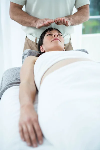 Zwangere vrouw ontvangen van een massage — Stockfoto