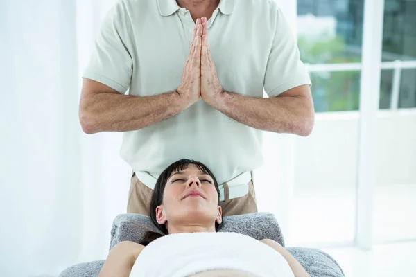 Zwangere vrouw ontvangen van een massage — Stockfoto