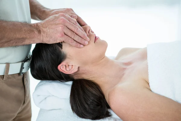 Mulher grávida recebendo uma massagem — Fotografia de Stock