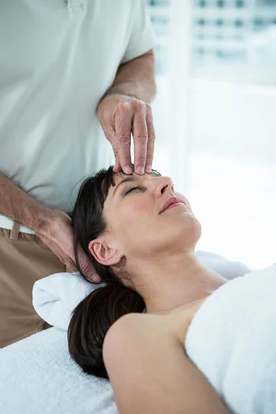 Zwangere vrouw ontvangen van een massage — Stockfoto