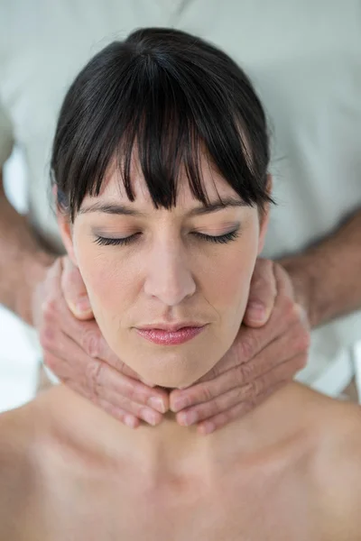 Donna incinta che riceve un massaggio — Foto Stock