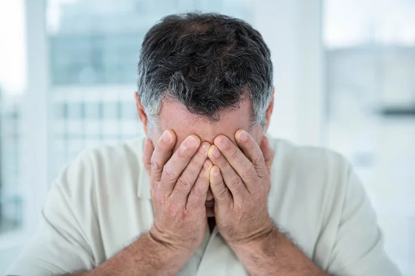 Close-up van een verontruste man — Stockfoto