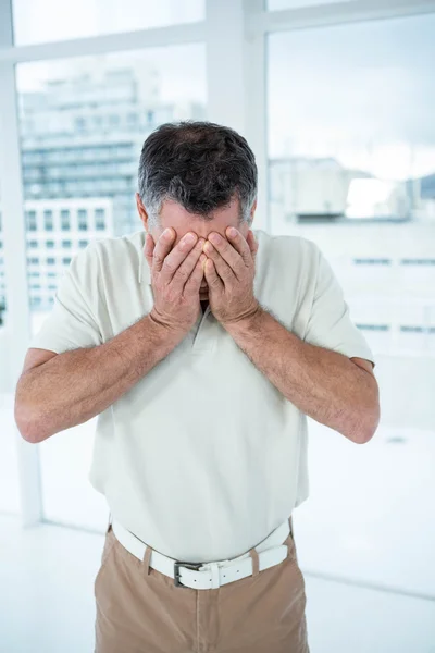 Primer plano de un hombre angustiado — Foto de Stock