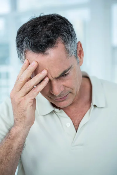 Uomo preoccupato profondamente per qualcosa — Foto Stock