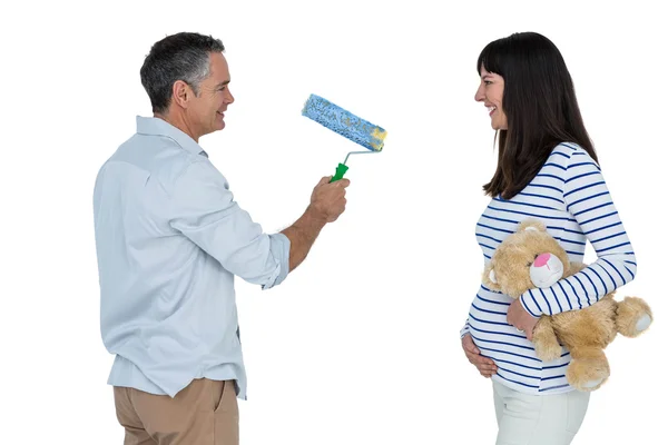 Беременная женщина держит плюшевого мишку — стоковое фото