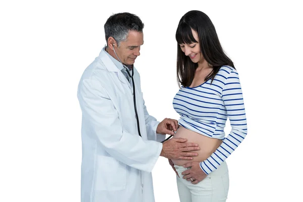 Médico examinando mulher grávida — Fotografia de Stock