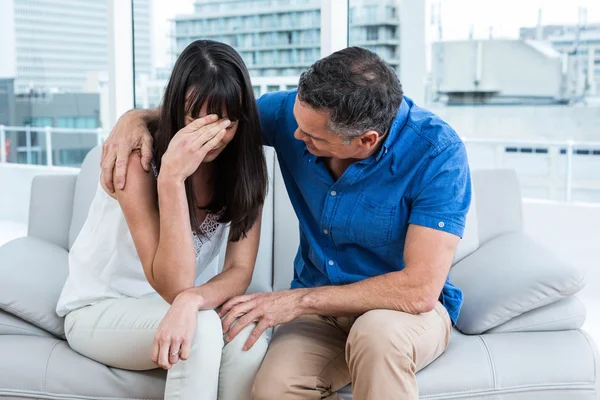 Terapista consolazione una donna — Foto Stock