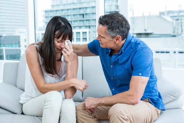 Therapeut troosten van een vrouw — Stockfoto