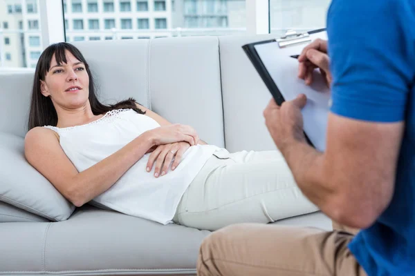 Mujer consultando a un terapeuta —  Fotos de Stock