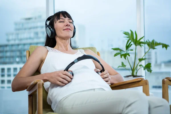 Zwangere vrouw zittend op stoel — Stockfoto