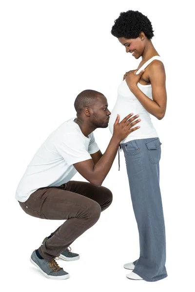 Homem beijando a barriga da mulher grávida — Fotografia de Stock