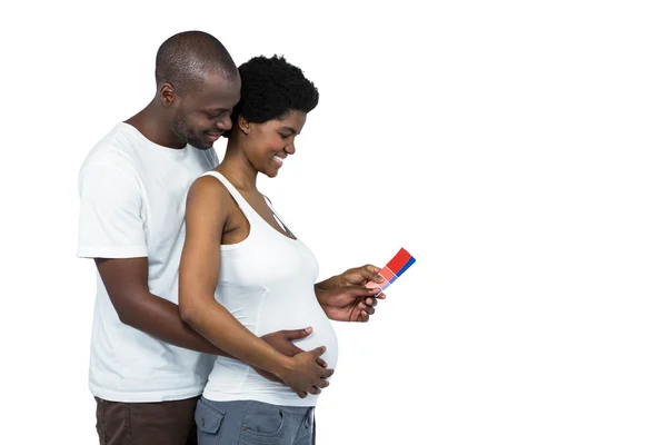 Zwangere paar holding kleurstalen — Stockfoto