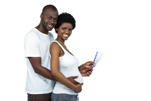 色見本帳を保持している妊娠中のカップル — ストック写真