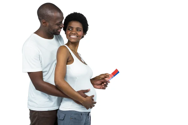 Zwangere paar holding kleurstalen — Stockfoto