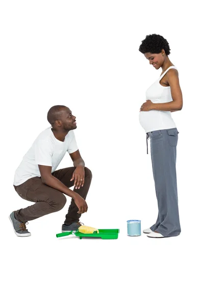 Zwanger koppel met verf tin — Stockfoto