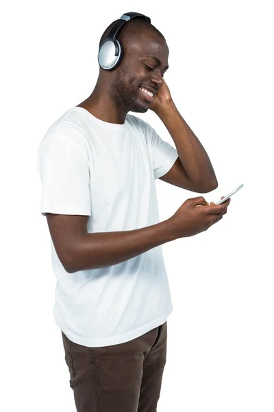 Hombre escuchando música en el teléfono móvil — Foto de Stock