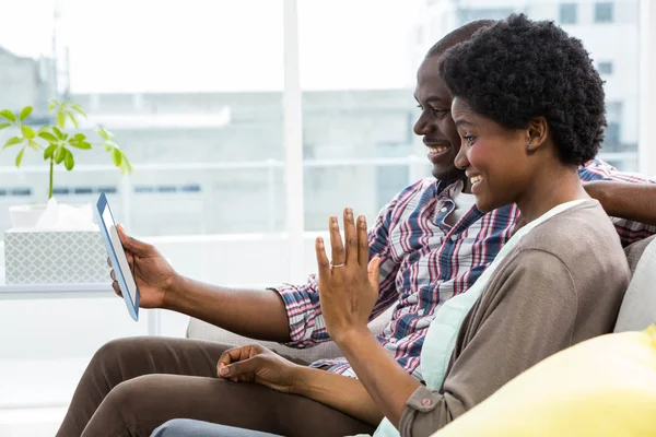 Couple enceinte regardant tablette numérique — Photo