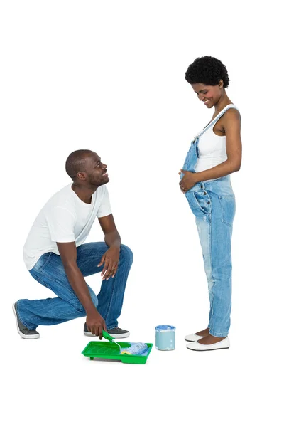 Zwanger koppel met blauwe verf tin — Stockfoto