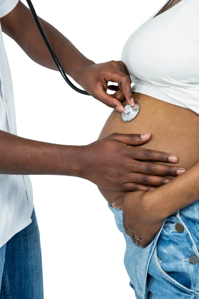 Médico examinando uma mulher grávida — Fotografia de Stock