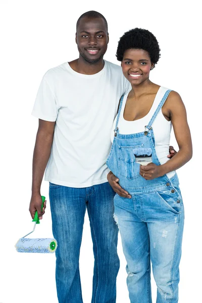 怀孕的夫妇牵着油漆滚筒 — 图库照片