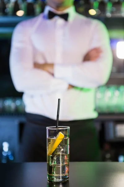 Vaso de ginebra en barra de bar — Foto de Stock