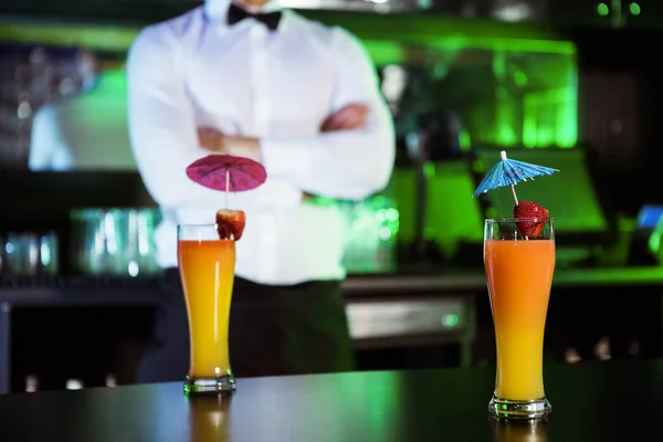 Two glasses of cocktail on bar counter — Stock Photo, Image