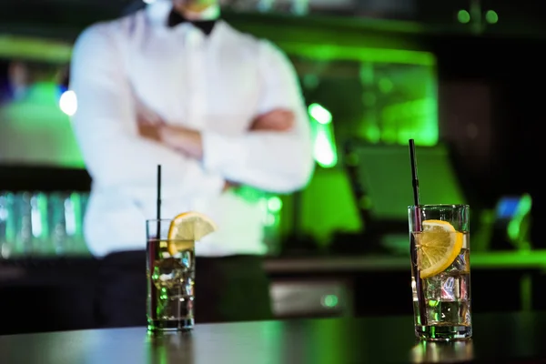 Dos vasos de ginebra en barra de bar — Foto de Stock