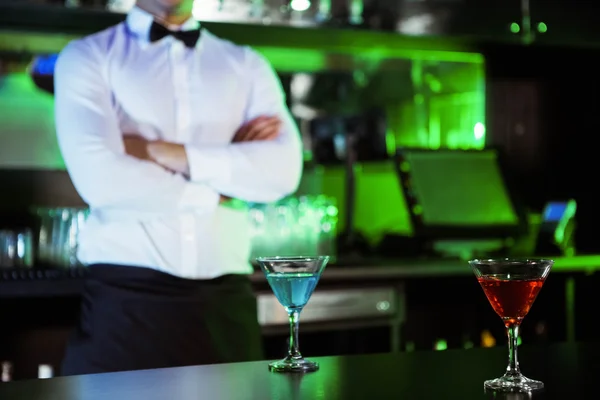 Dvě sklenice koktejl na baru — Stock fotografie