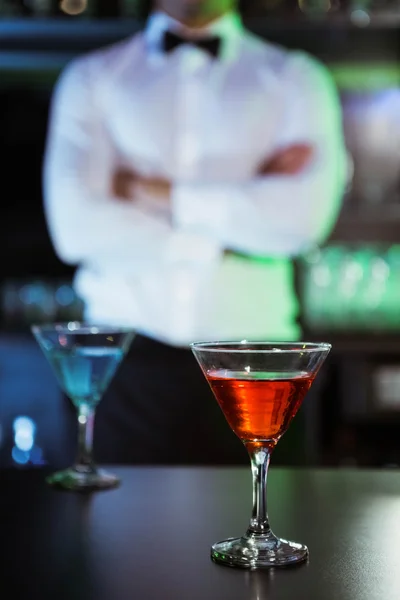 Два бокала коктейля на барной стойке — стоковое фото