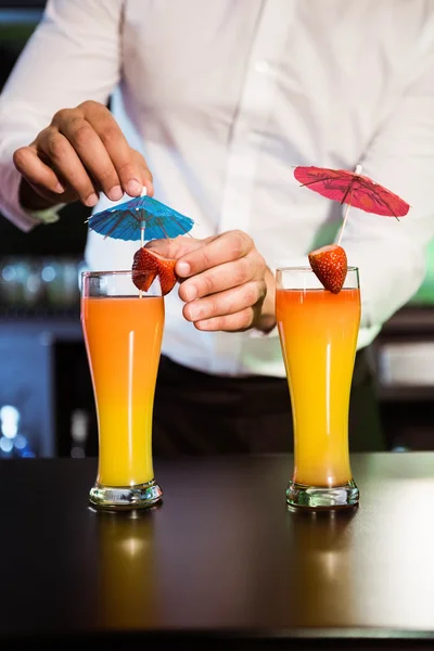 Barkeeper garniert Cocktail mit Erdbeere — Stockfoto
