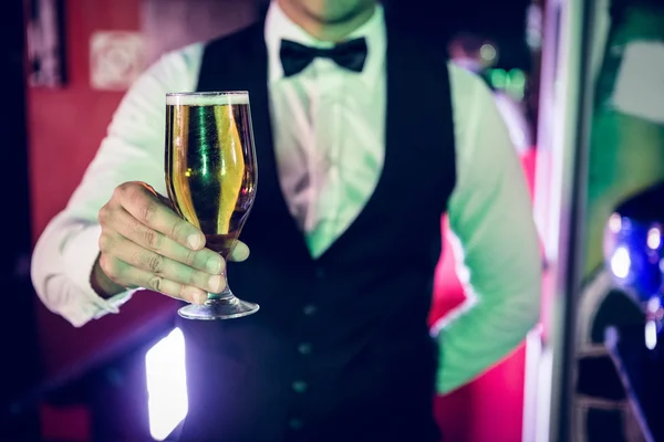 Barman portie glas bier — Stockfoto