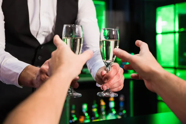 Bartender serving glass of champagne — Stock Photo, Image