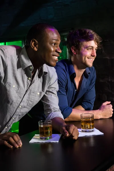 Två män har whisky på bardisk — Stockfoto