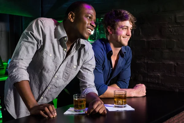 Due uomini che bevono whisky al bancone del bar — Foto Stock