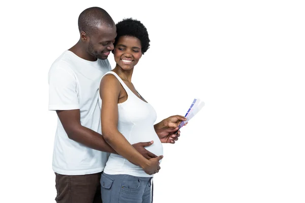 Pregnant couple holding color swatches — Stock Photo, Image