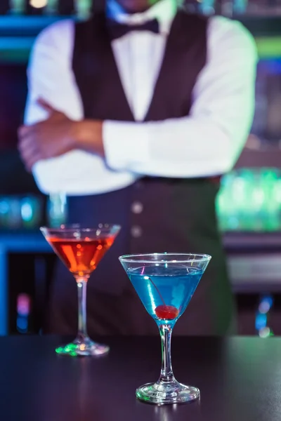 蓝色和橙色的鸡尾酒在酒吧柜台的眼镜 — 图库照片